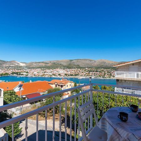 Lovely Apartment In Trogir With Kitchen ภายนอก รูปภาพ